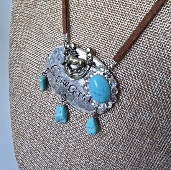 18-21" Adjustable Turquoise & Leather Cowgirl Horseshoe Necklace - Picture 1 of 6